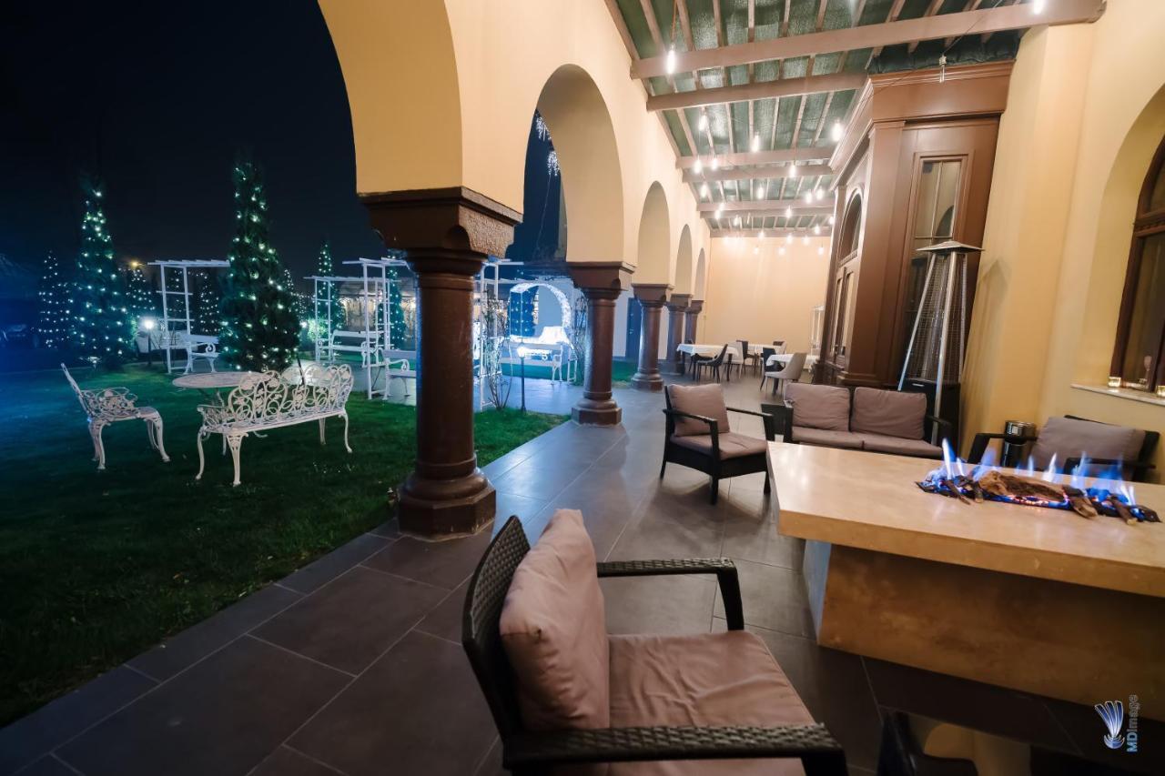 Hotel La Belle Epoque เปโตรชานิ ภายนอก รูปภาพ